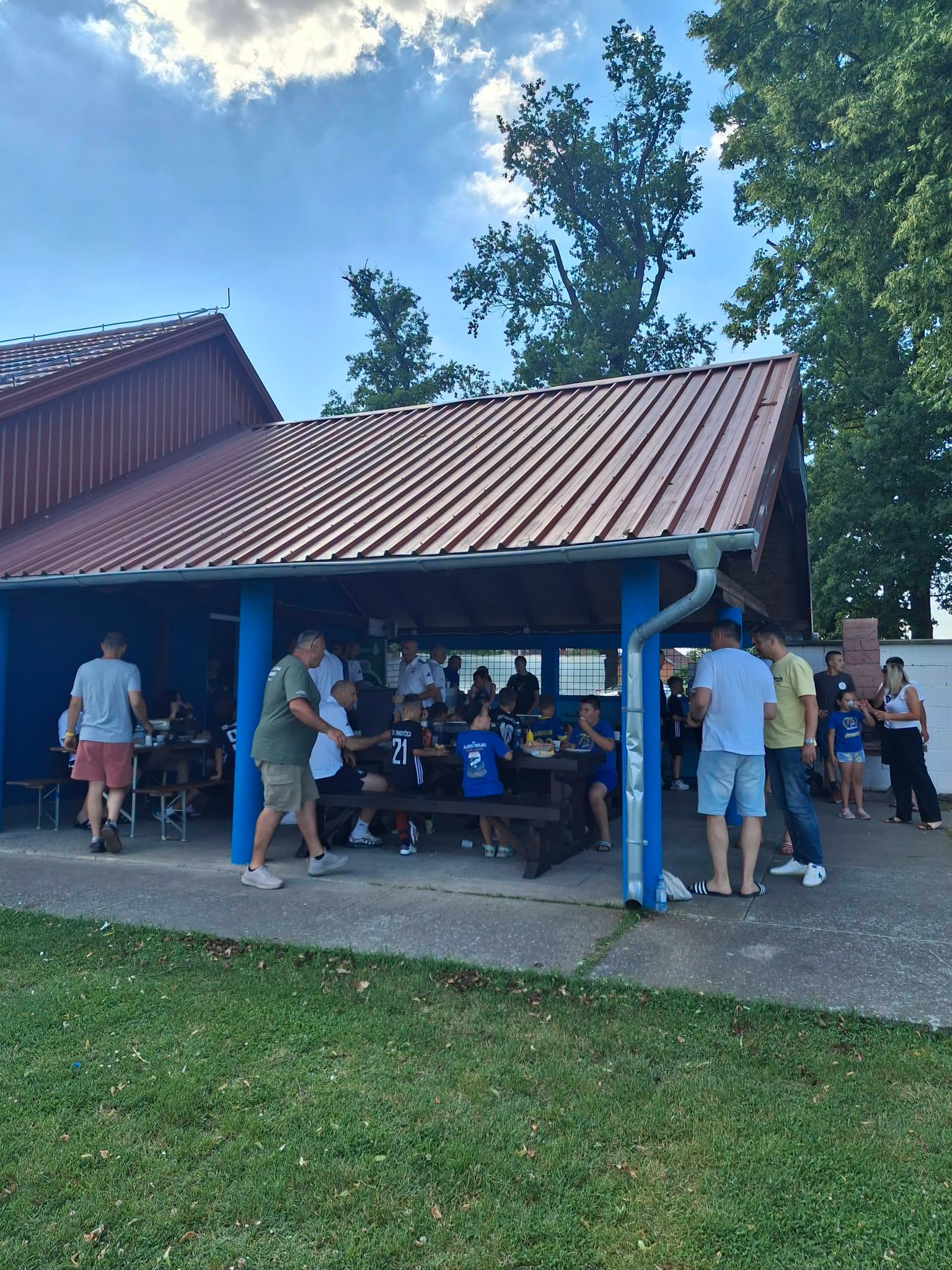 mladost ispred kluba
